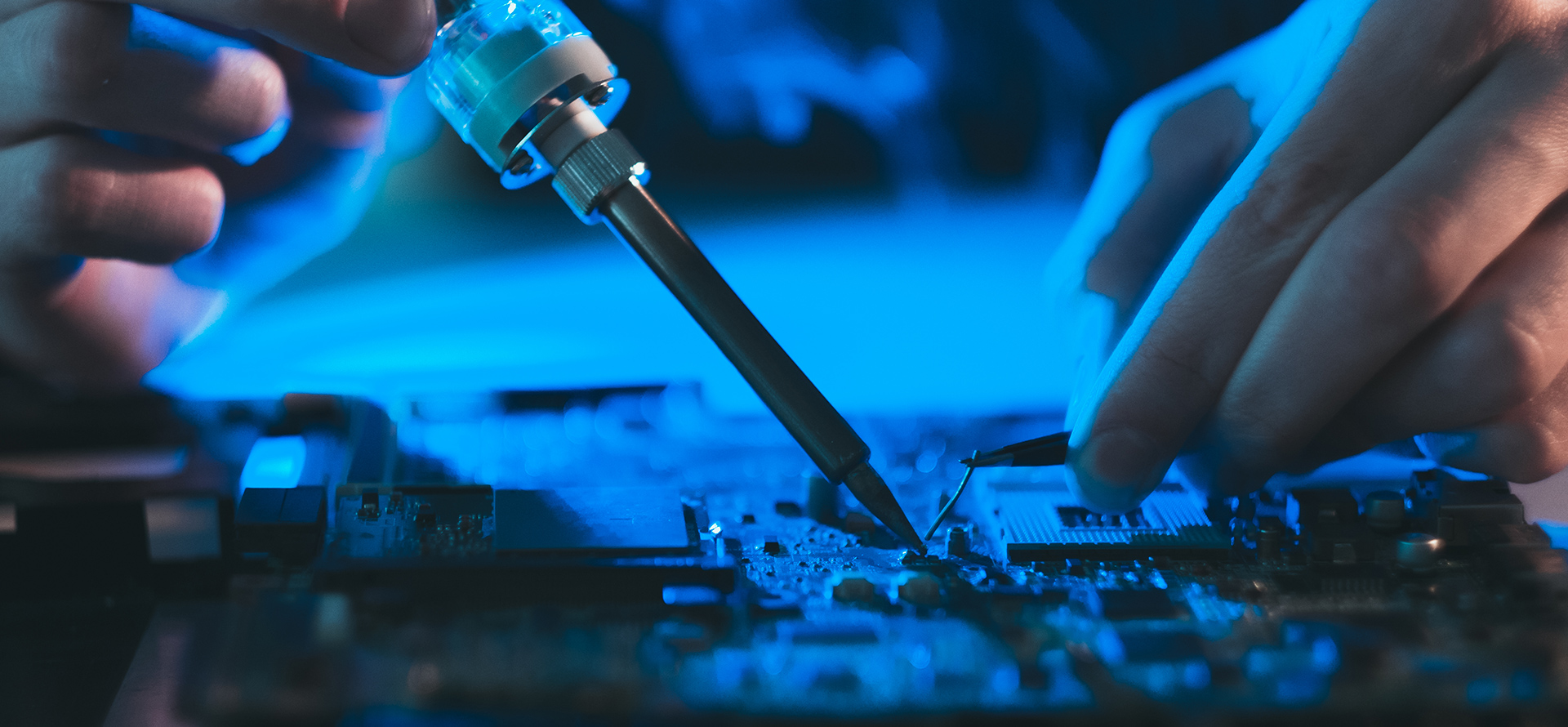 ハーネス・ケーブル加工で世界をつなぐ・機械だけでなく、人の手で細かな作業を