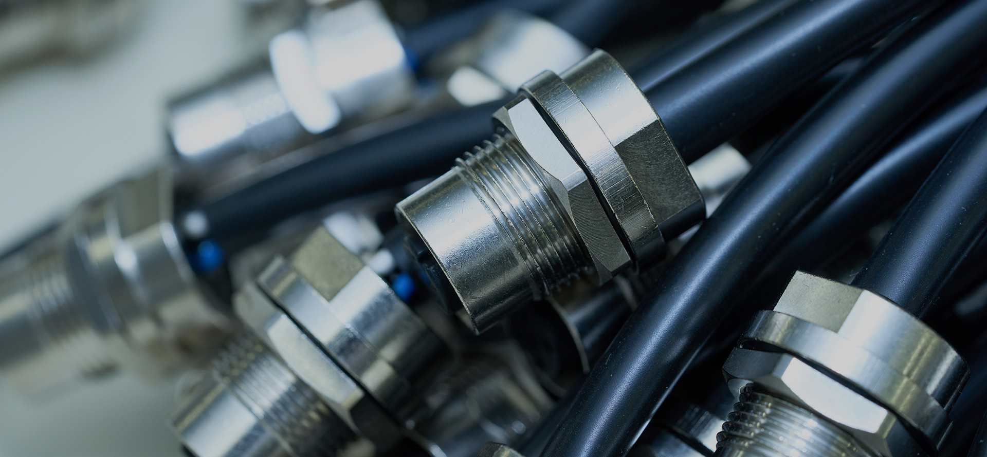 ハーネス・ケーブル加工で世界をつなぐ・機械だけでなく、人の手で細かな作業を