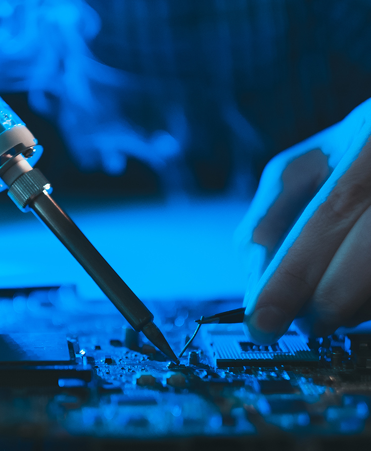 ハーネス・ケーブル加工で世界をつなぐ・機械だけでなく、人の手で細かな作業を