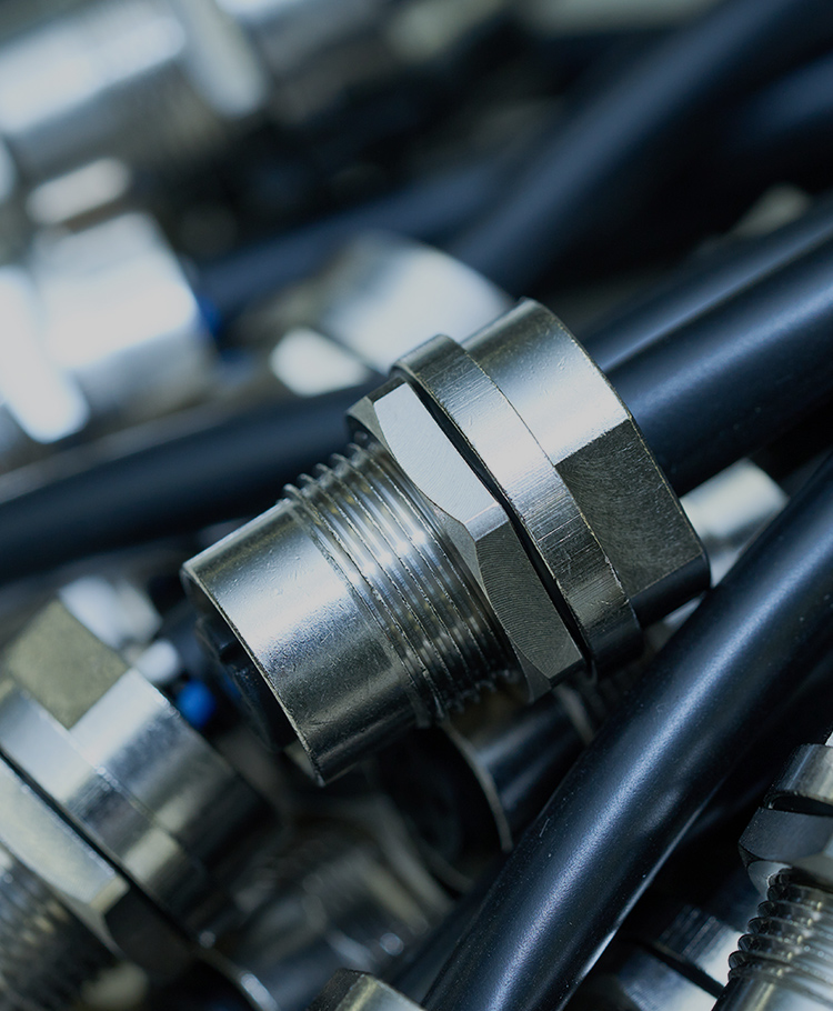 ハーネス・ケーブル加工で世界をつなぐ・機械だけでなく、人の手で細かな作業を